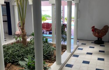Somone – Villa pieds dans l’eau 6 chambres avec piscine à vendre.BV454.