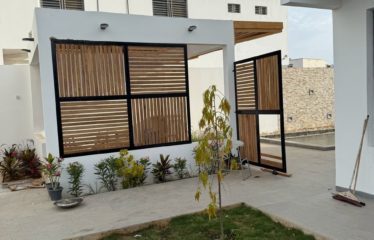Saly – Villa contemporaine 6 chambres avec piscine en location saisonnière.BV460.