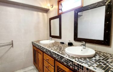 Nianing – Villa 5 chambres avec piscine au bord de la lagune à louer.BV473