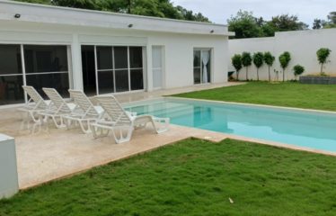 Somone – Villa contemporaine plain pied 4 chambres avec piscine à louer.BV476.