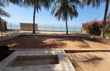 Saly – Villa pieds dans l’eau 6 chambres avec piscine à vendre.BV475.