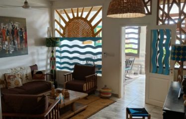 Ngaparou – Villa pieds dans l’eau – 4 chambres avec piscine à vendre.BV487.