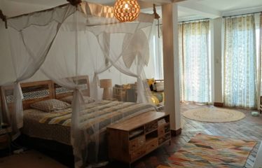 Ngaparou – Villa pieds dans l’eau – 4 chambres avec piscine à vendre.BV487.