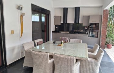 Nianing – Villa moderne originale 5 chambres avec piscine à vendre au bord de la mer.BV497.