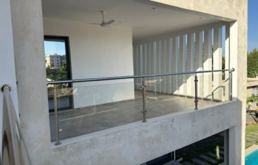 Ngaparou – Villa contemporaine neuve 4 chambres avec piscine à vendre.BV 510.