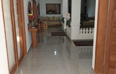 Nguérigne – Vaste villa au style andalous de 6 chambres avec piscine à vendre.BV516.