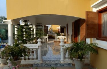 Nguérigne – Vaste villa au style andalous de 6 chambres avec piscine à vendre.BV516.